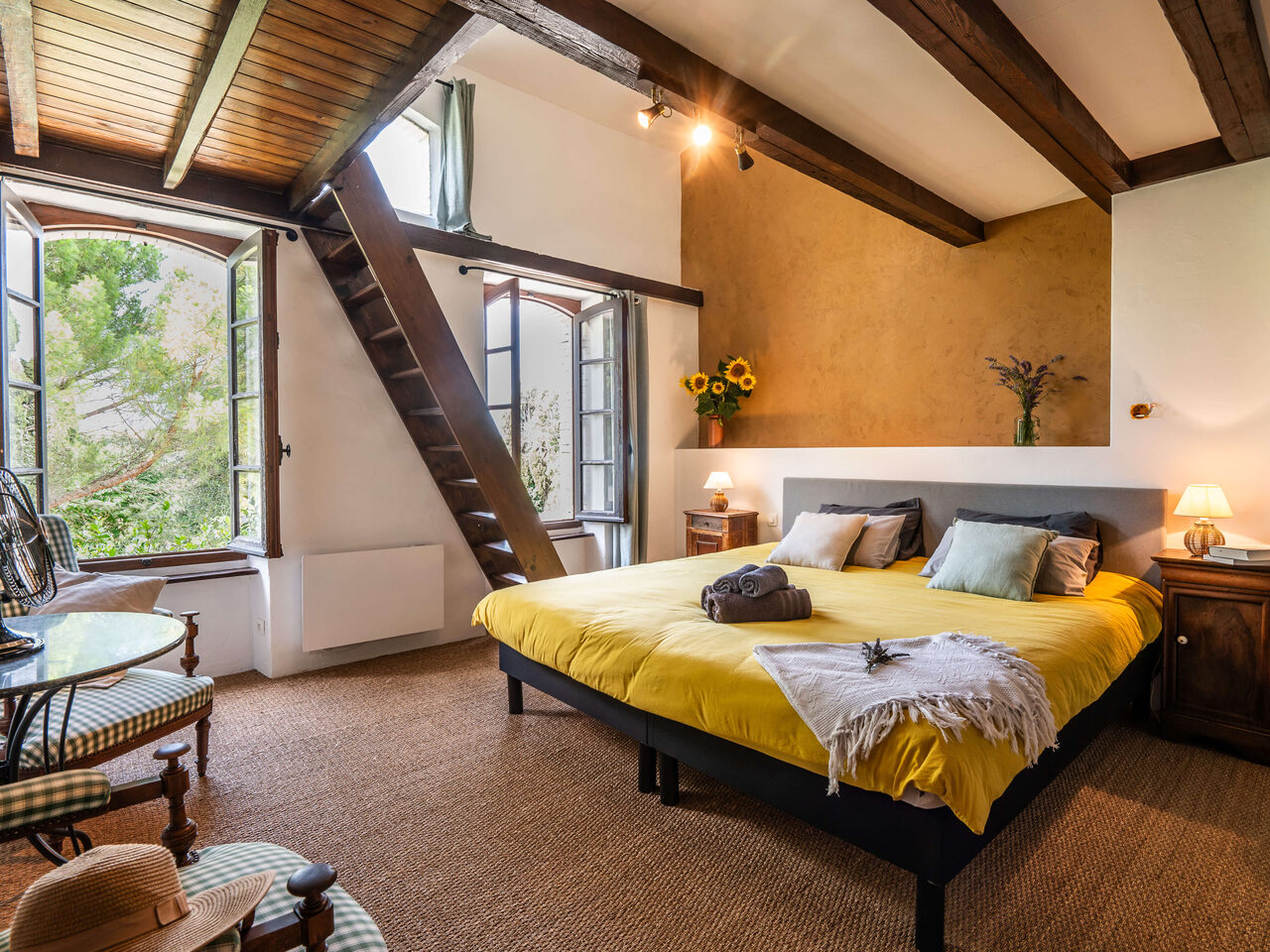 Amplia habitación bajo vigas de madera