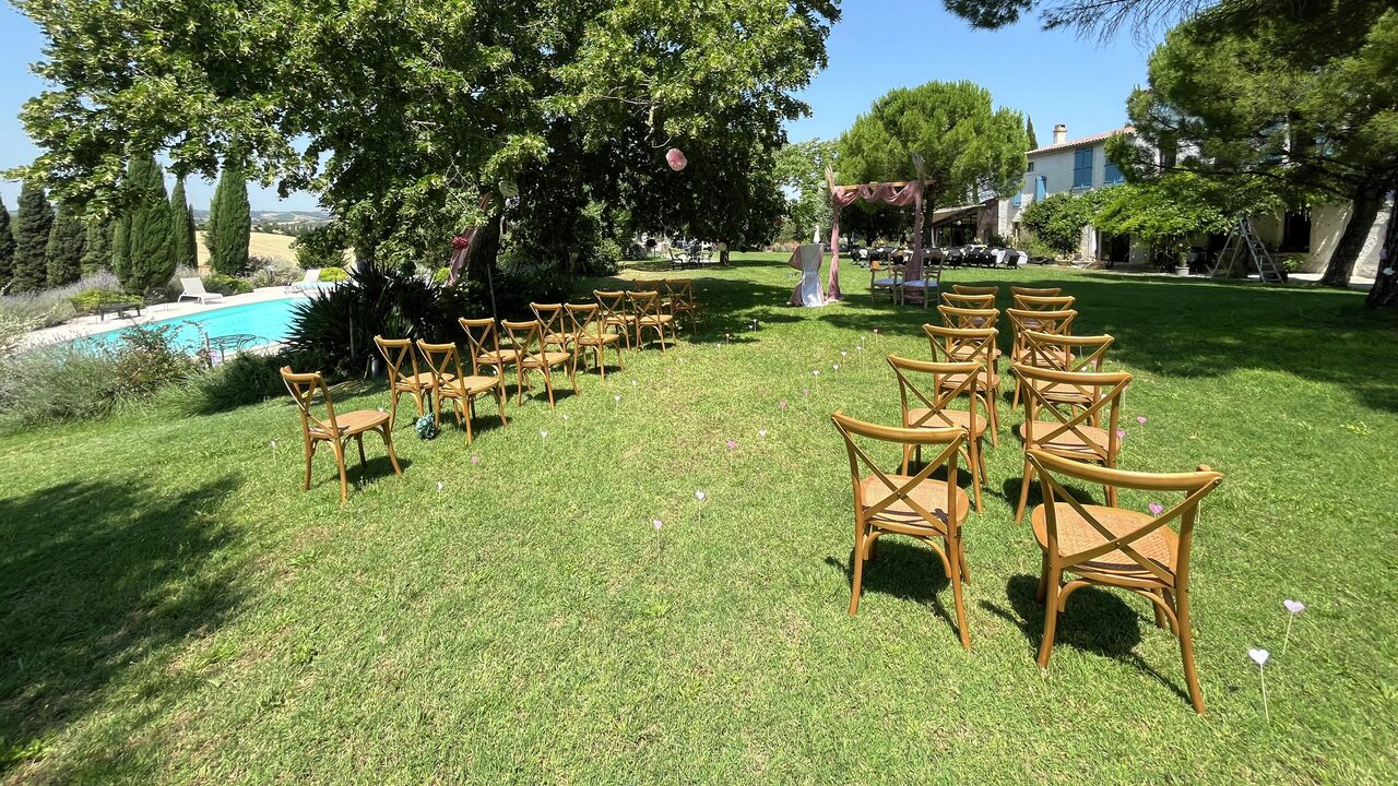 Mesa preparada para invitados