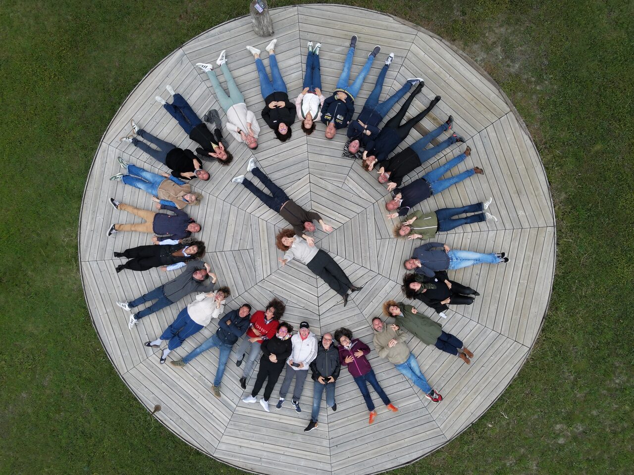 Equipo reunido en círculo